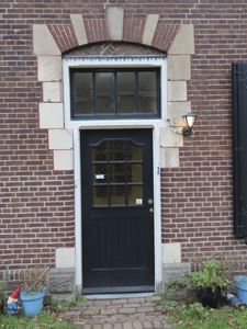 902906 Gezicht op de voordeur van de woning bij de voormalige boerderij Ter Weide (Hof van Monaco 1) in de wijk ...